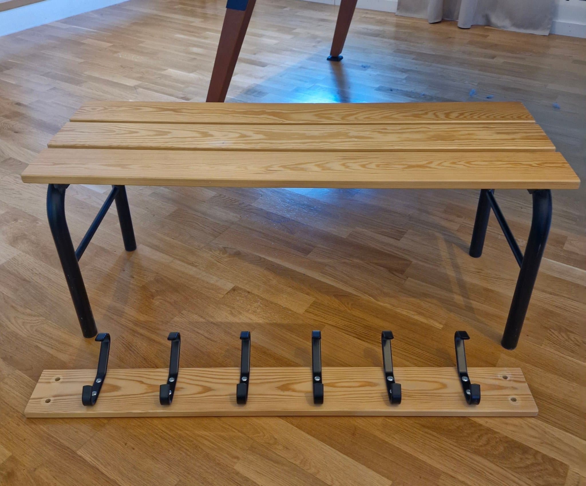 Sittbänk och kroklist med 6st svarta krokar. Furu.