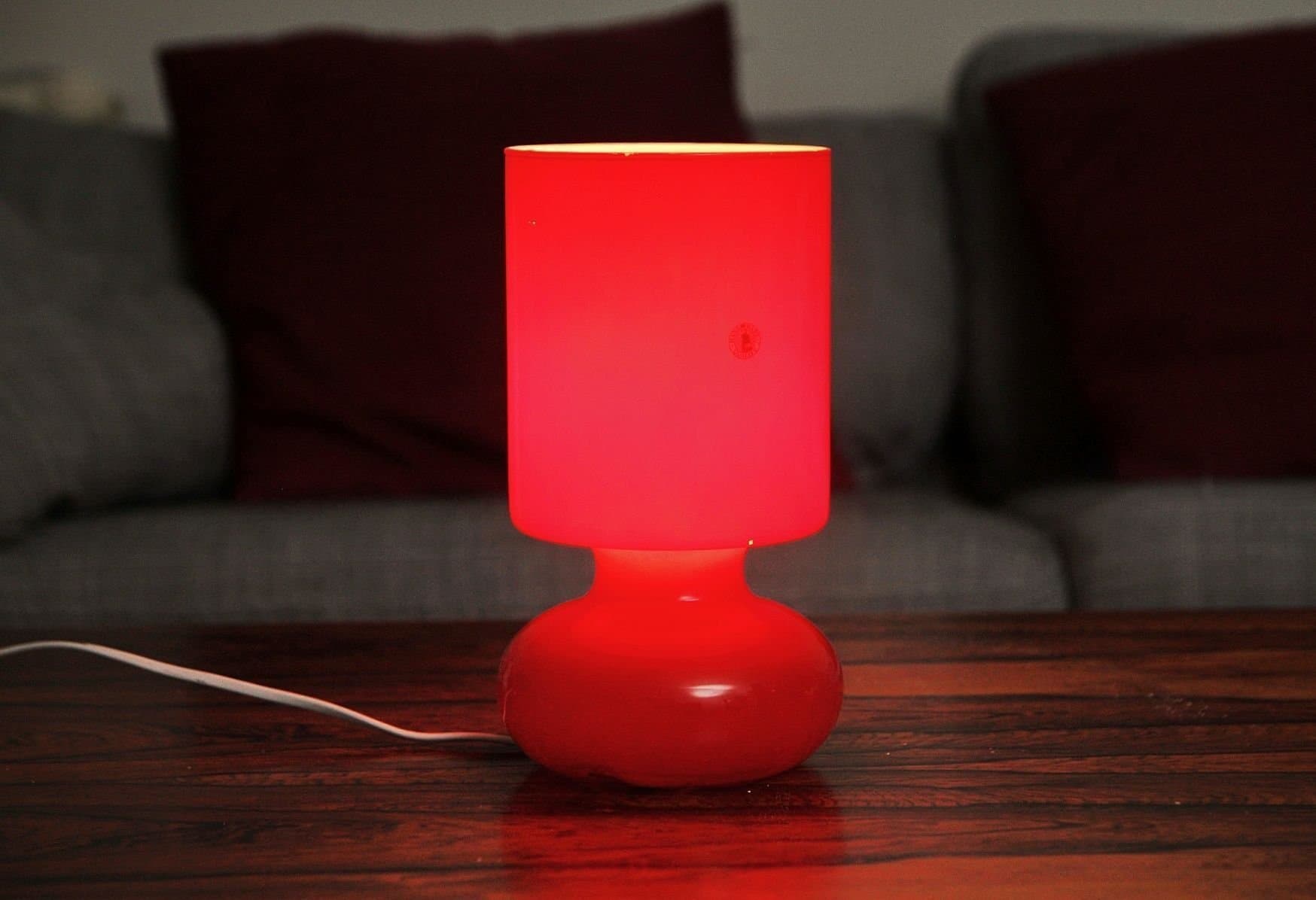 Röd bordslampa, glas och metall. Klassisk vintage/retro stil, fint skick!