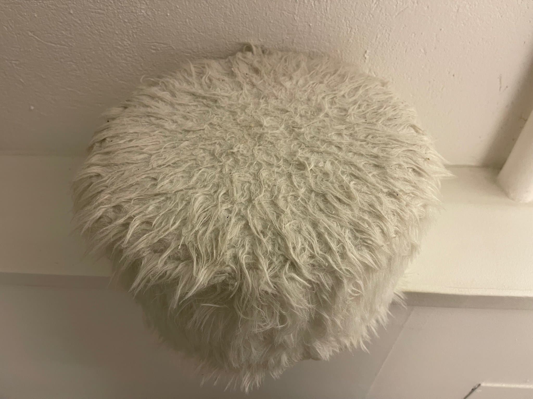 Pall/puff med fuskpäls vit