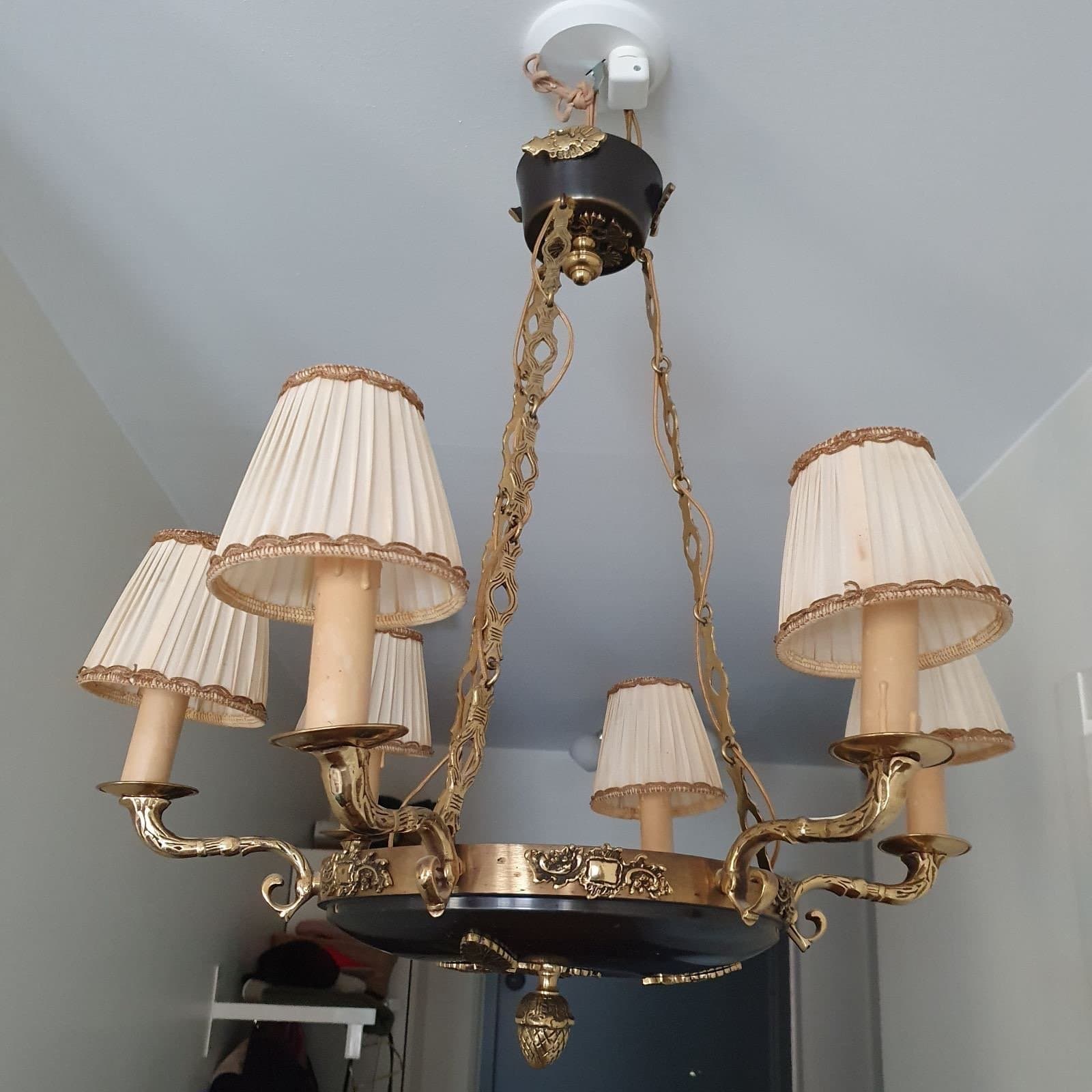 Elegant takkrona i mässingdetaljer med lampskärmar