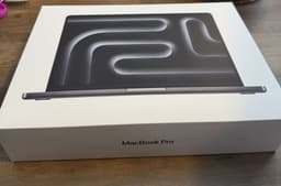 MacBook Pro 14 tum M4 Chip 16GB RAM 1TB minne oöppnad