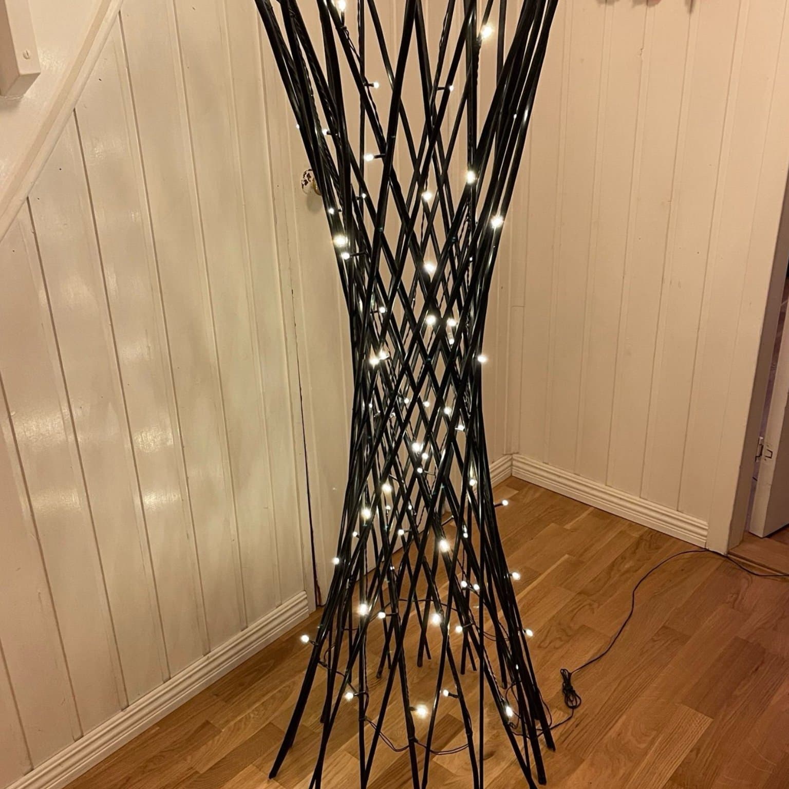 Dekorativ golvlampa med ljusslinga