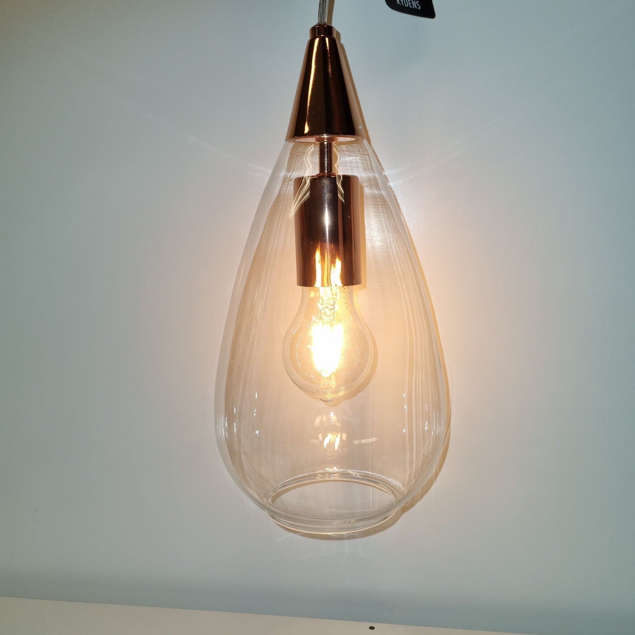 Taklampa i glas med kopparfärgade detaljer