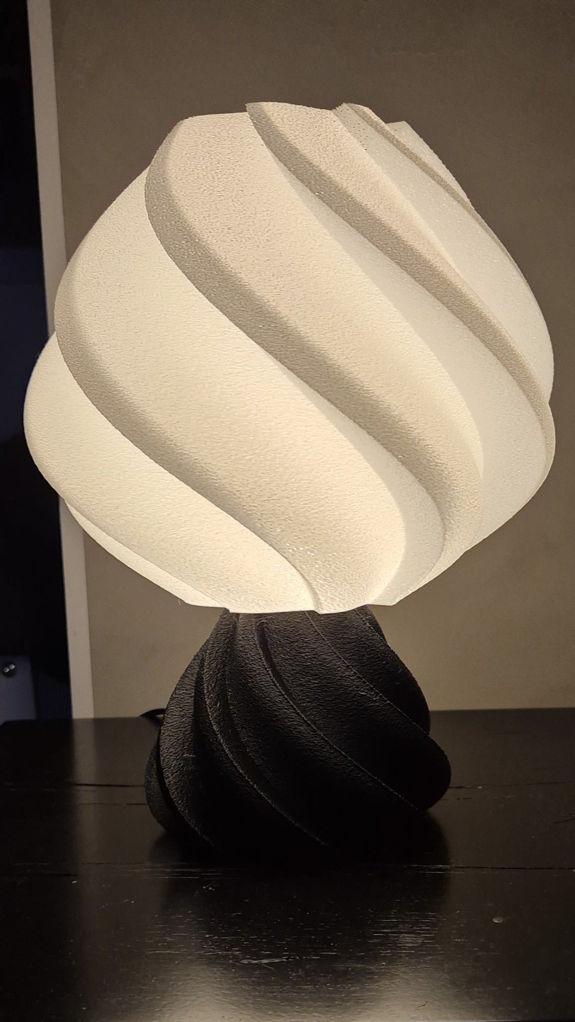 3D-printad lampa – "Twisted" – komplett med sladd & E14-sockel