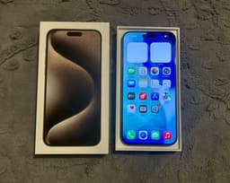 iPhone 15 Pro Max i Natural Titanium – Ser ut som ny