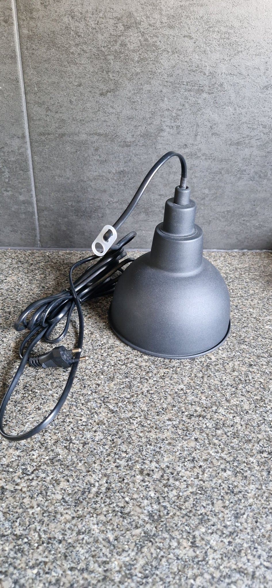Ny Fönsterlampa Melwin med skärm av matt målad metall