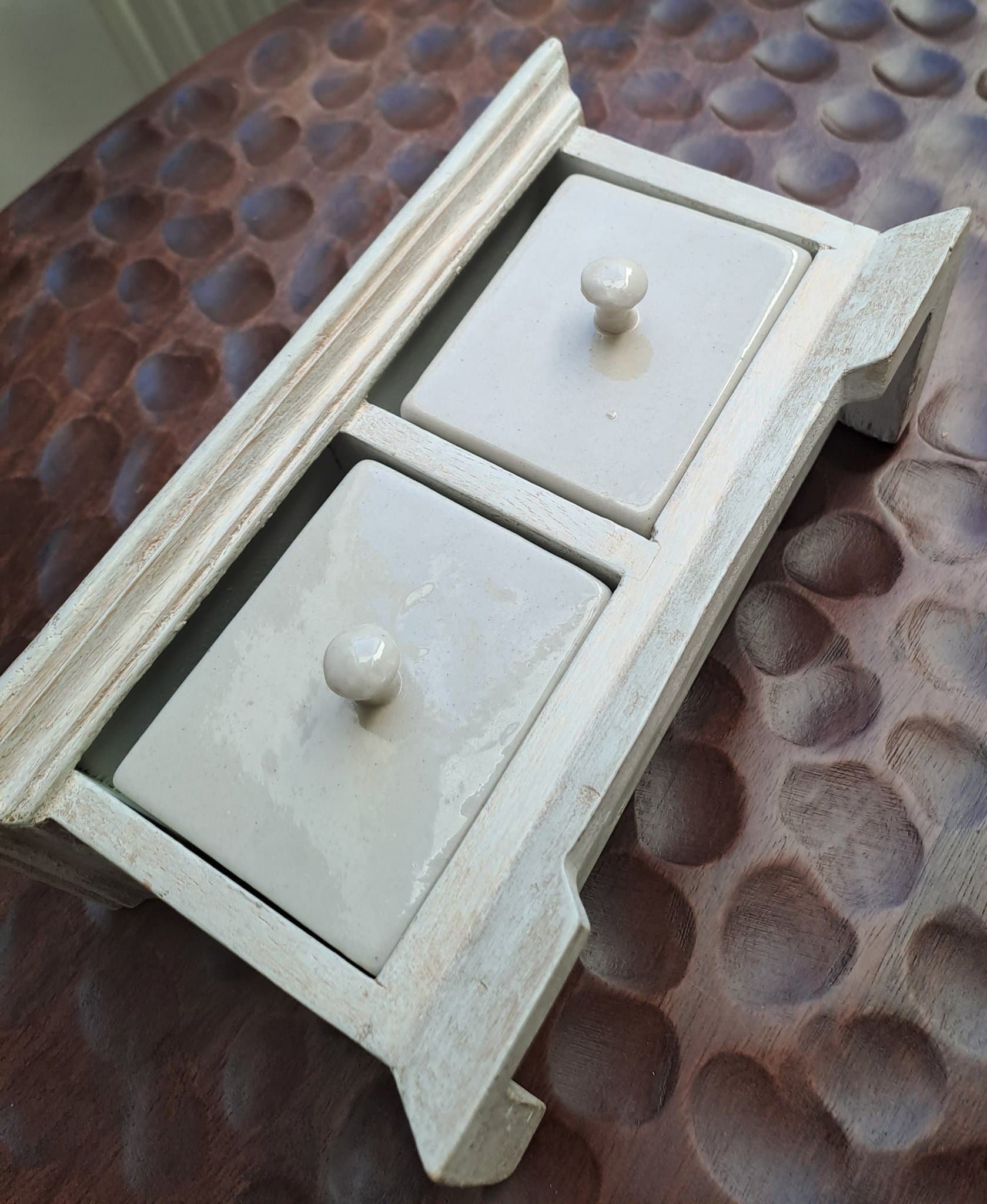 Liten byrå / vägghylla med två lådor. Shabby Chic