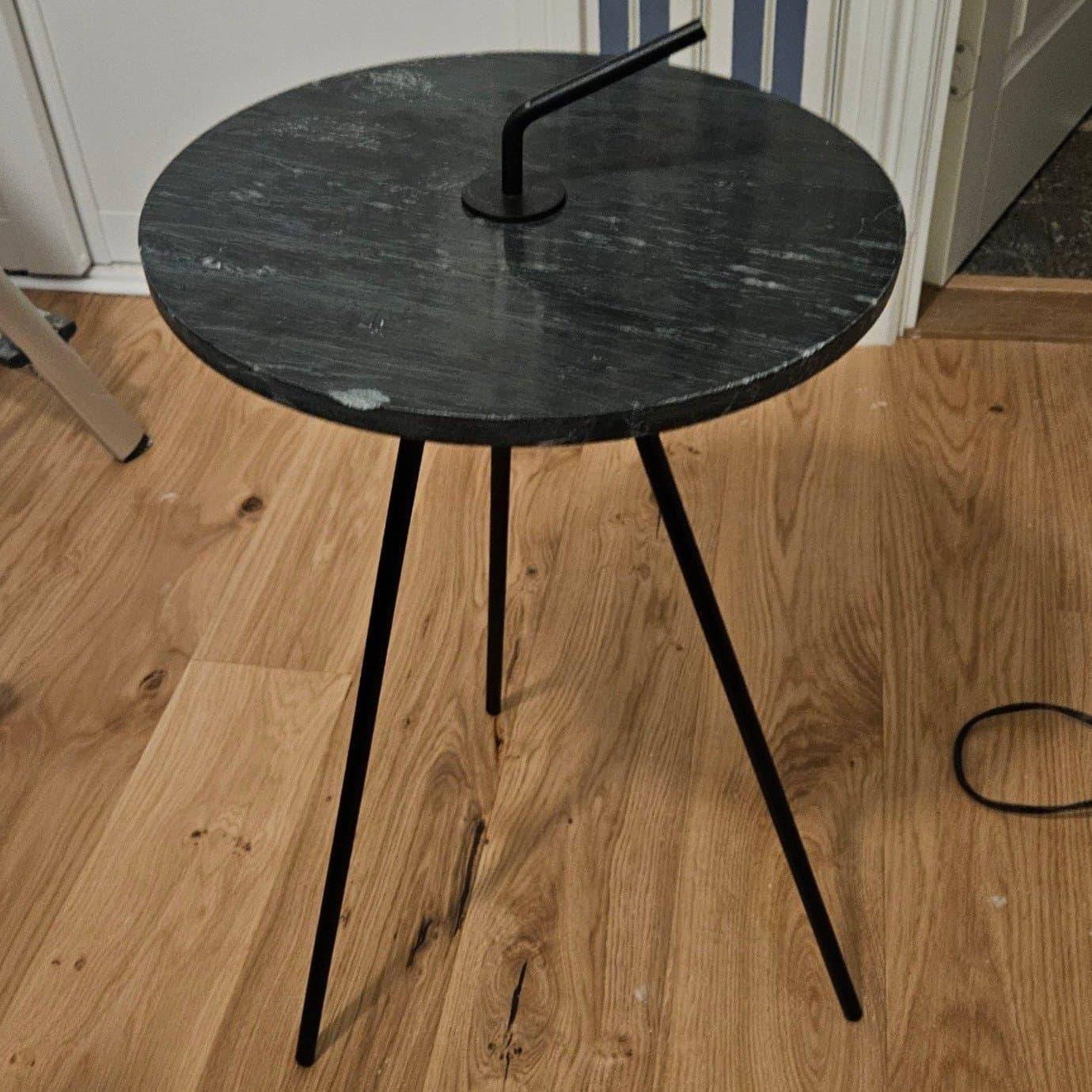 Snyggt sidobord i grön marmor med svart stativ, retro
