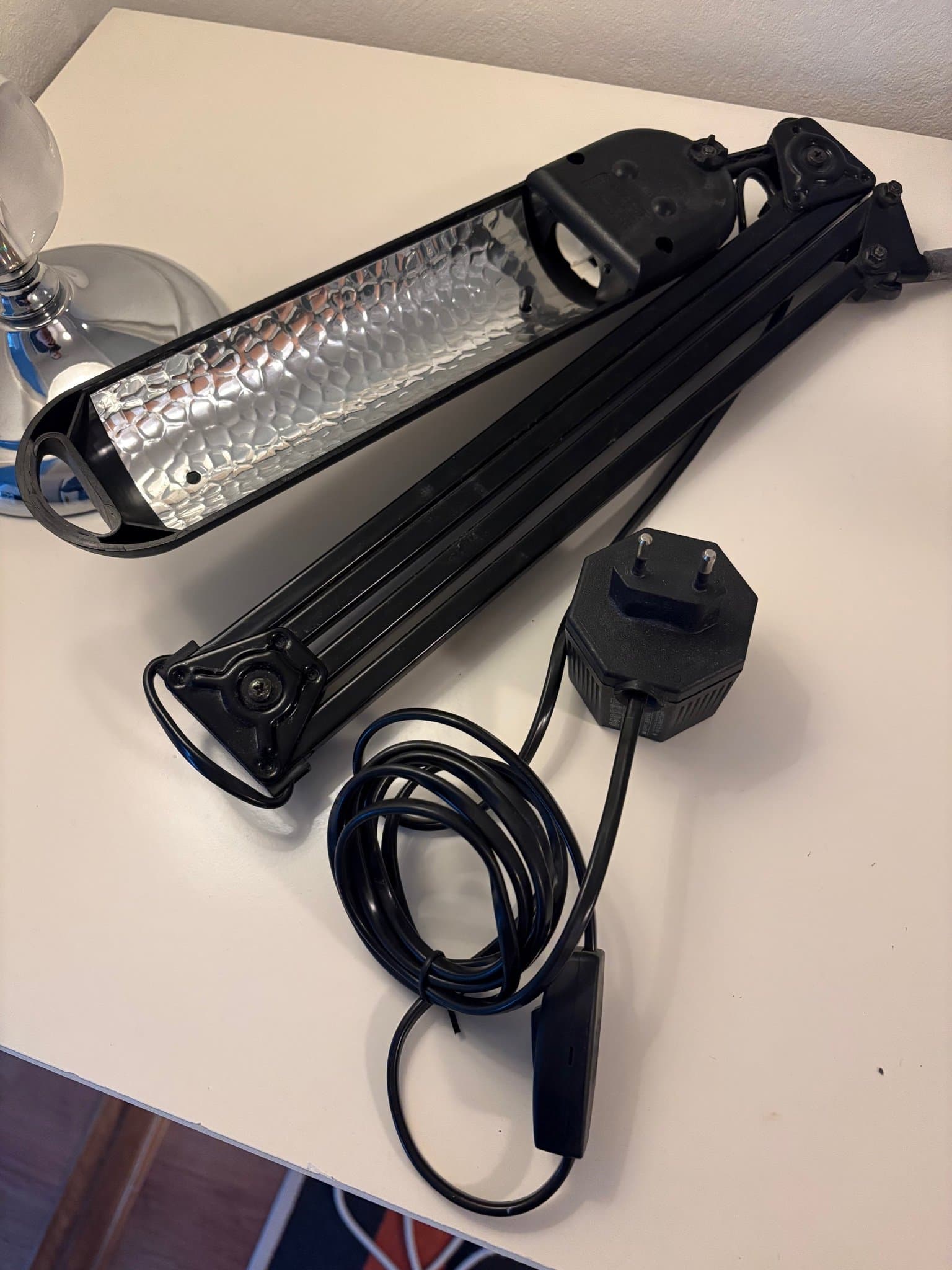Svart skrivbordslampa