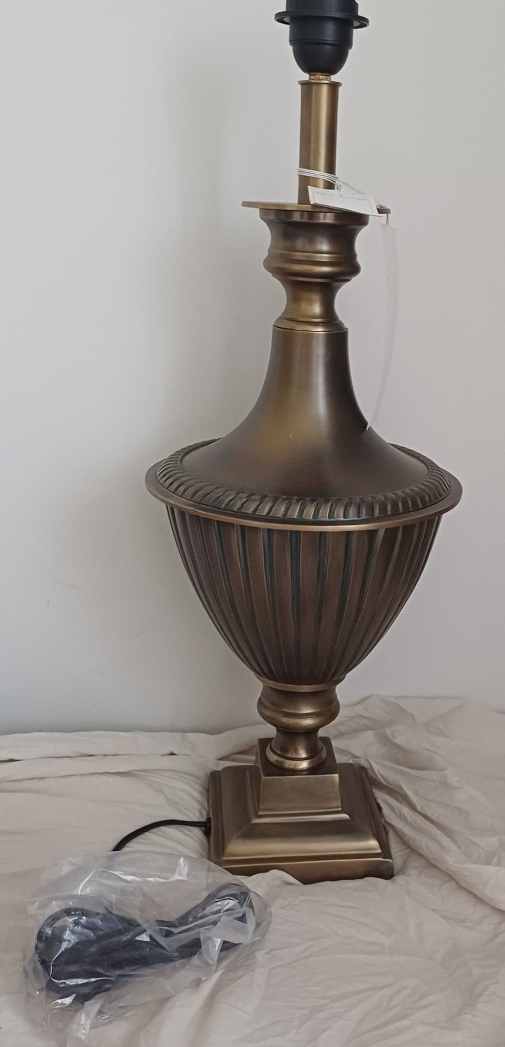 Höjd ca 59 cm.Bordslampa i antik stil. Mässingsfärg. Stil, Pokal.Fönsterlampa.