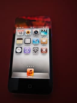 iPhone 4s 6.1.3 med llila bakplåt