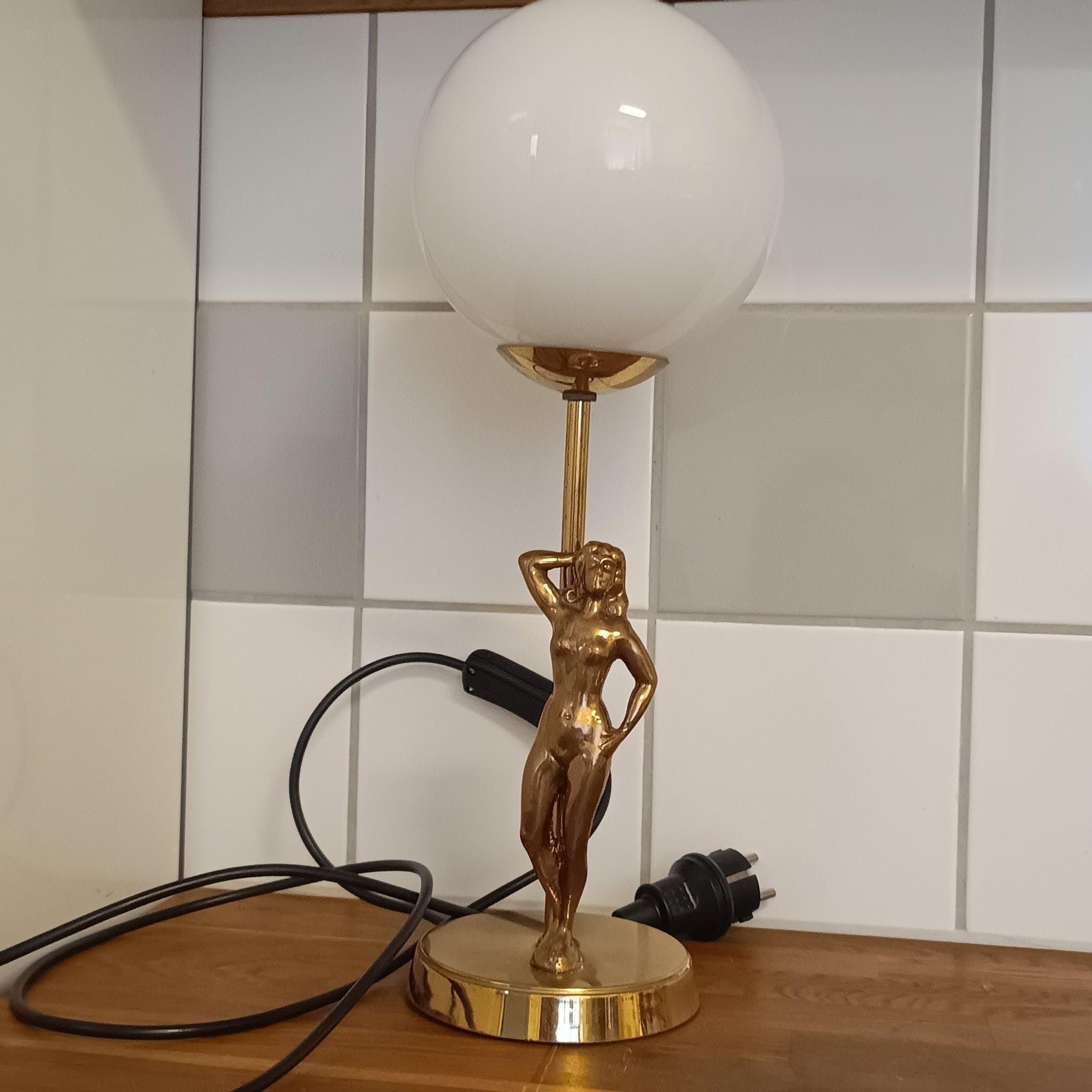Bordslampa med kvinnofigur, art deco stil, ekivok