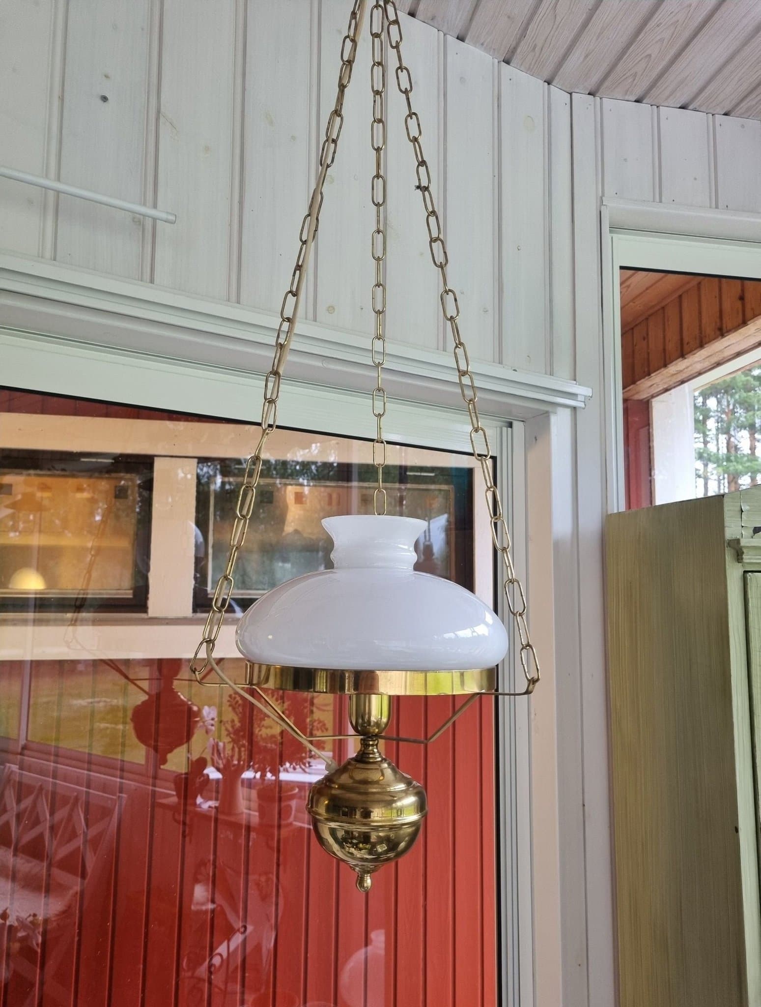 Lampa i lantlig stil, mässing och glaskupa