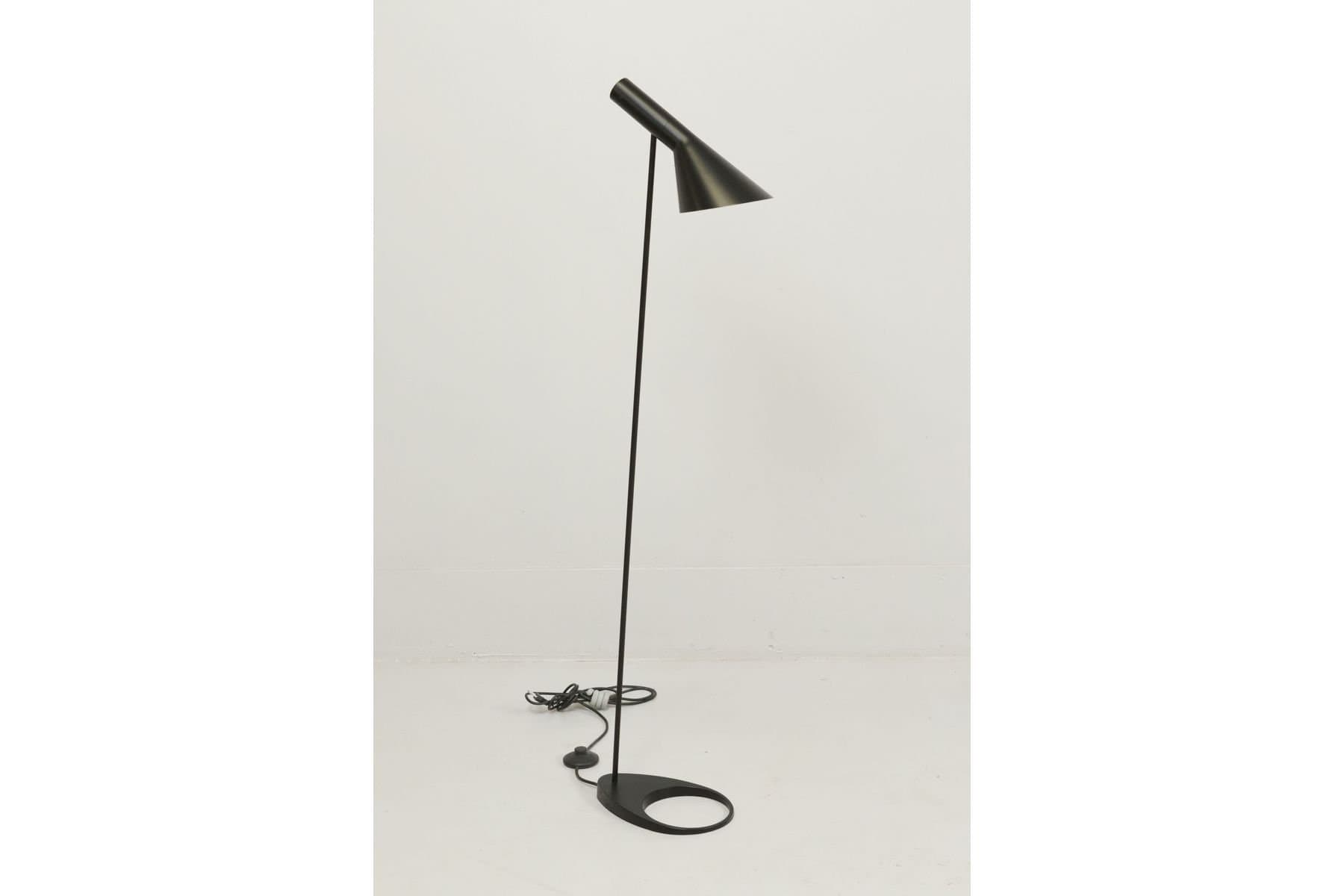 Golvlampa, "AJ", Arne Jacobsen för Louis Poulsen, svart plåt
