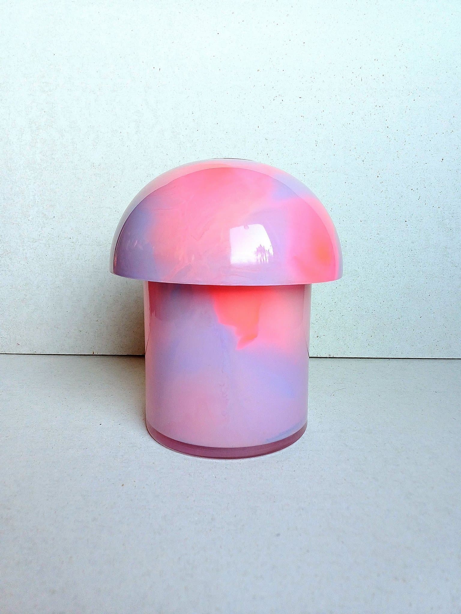 Unik lampa, dekorativ glas design konst, återbruk hållbart rosa färg handgjord