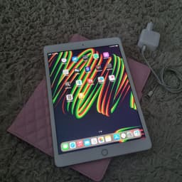 iPad generationen 7. 128 gb.Wifi +plats för simkort