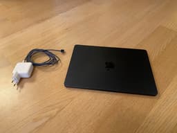 MacBook Air M3 / 13 tum / 512 GB / 16 GB / Midnight