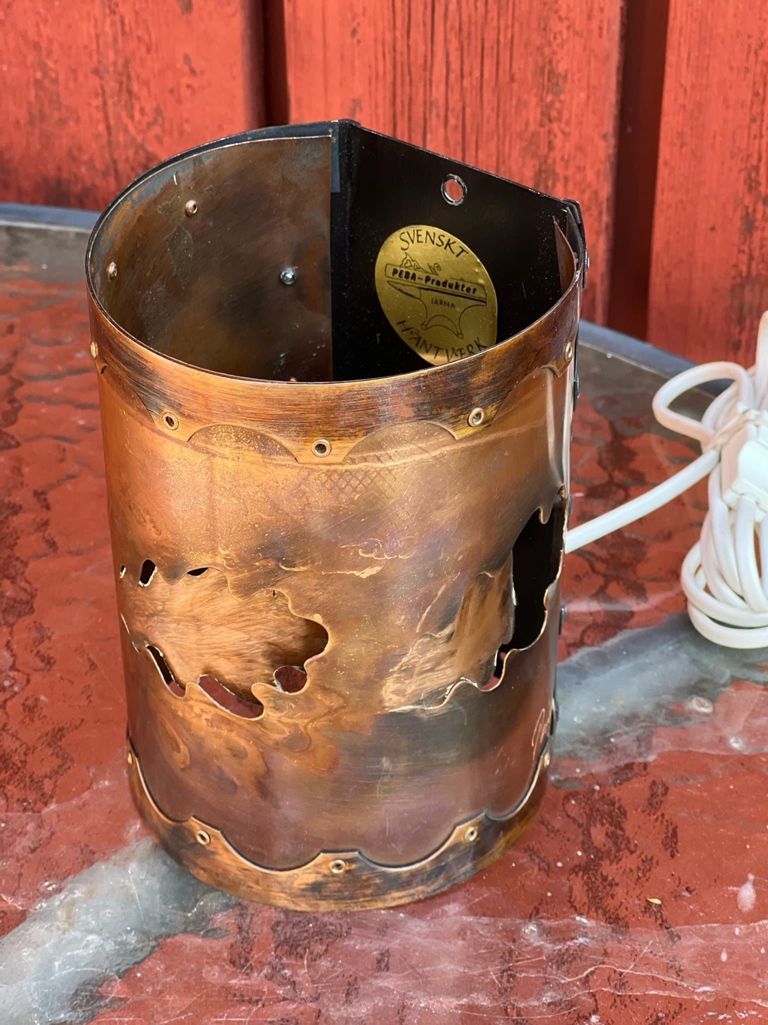 Vägglampa i koppar smide,signerad.