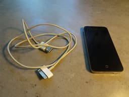 En hel iPhone 4s svart med 5 gb hårddisk och laddningskabel
