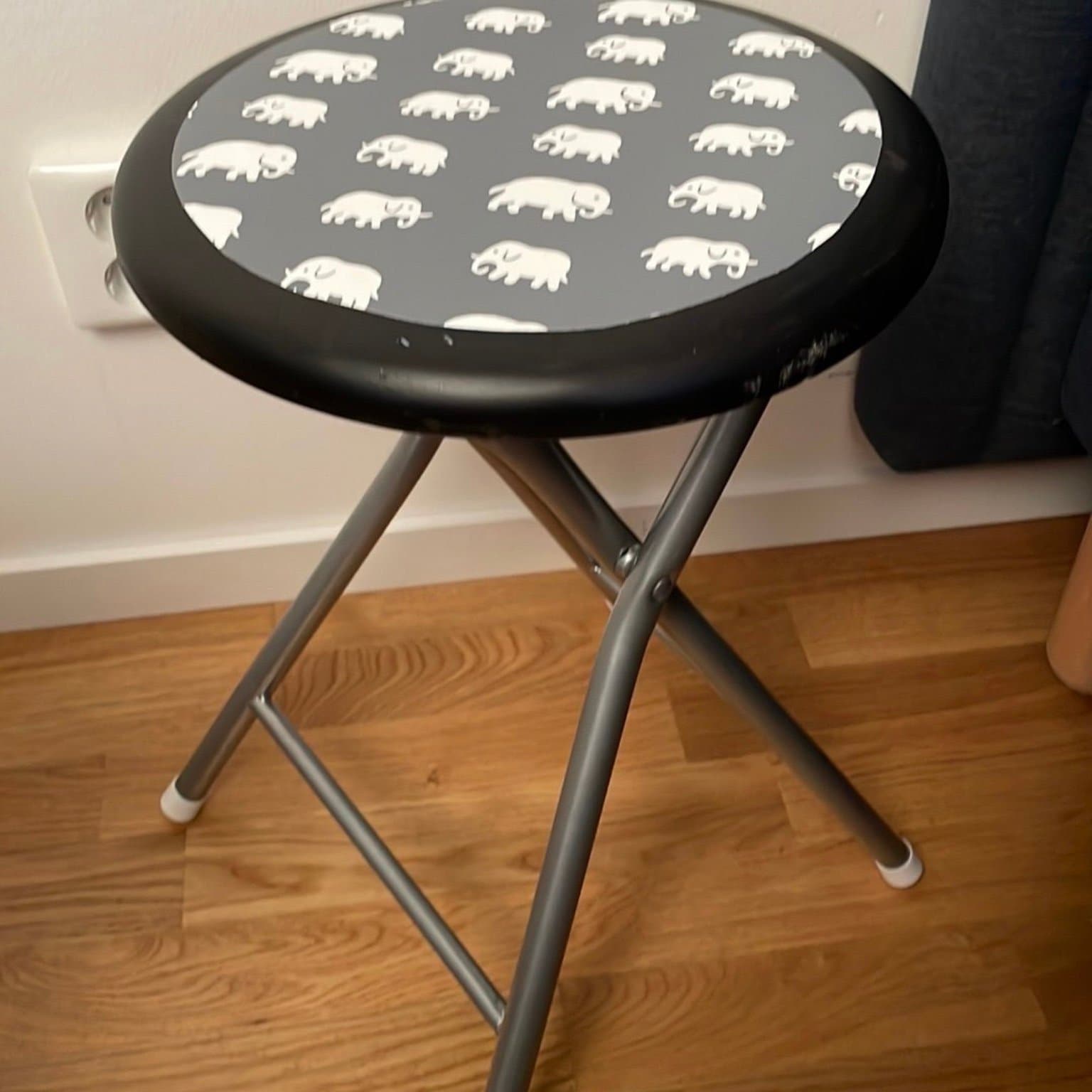 pall med elefantmönster Estrid Ericson tapet