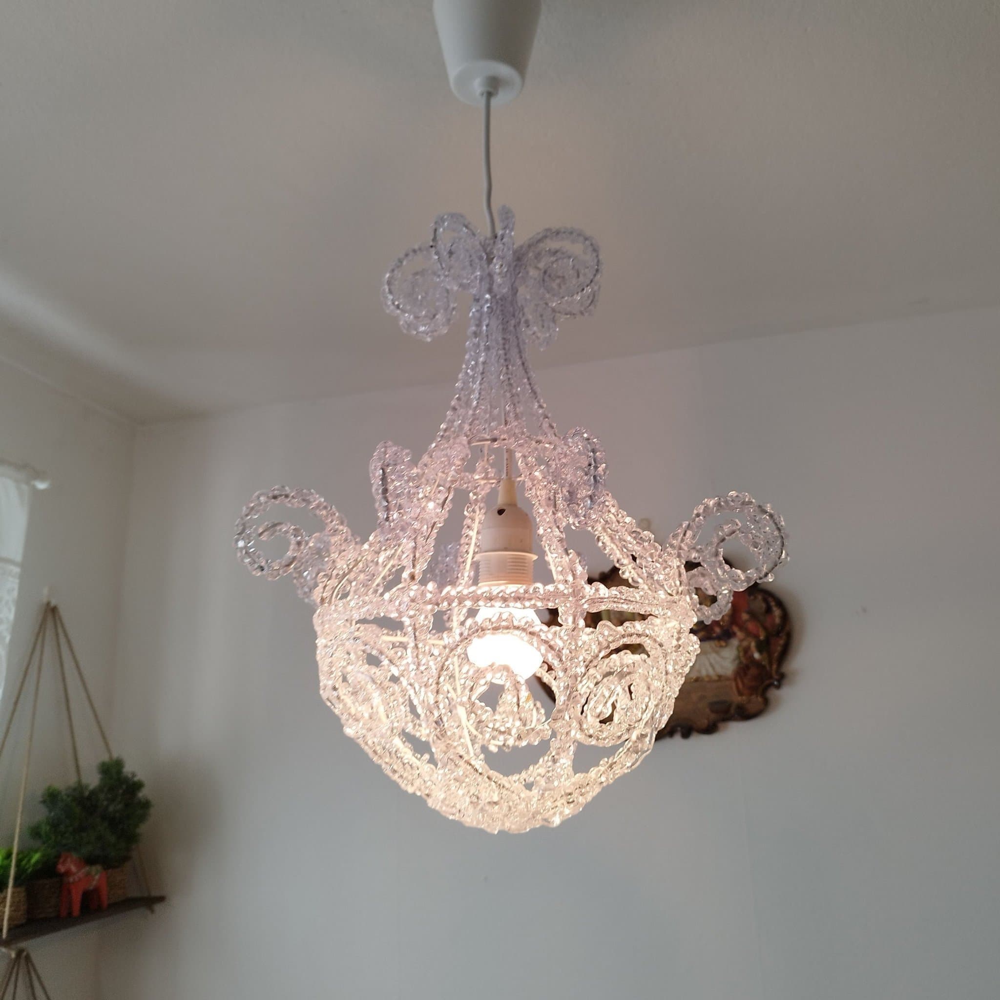 Ljuskrona retro- vintage stil i glas och metall.