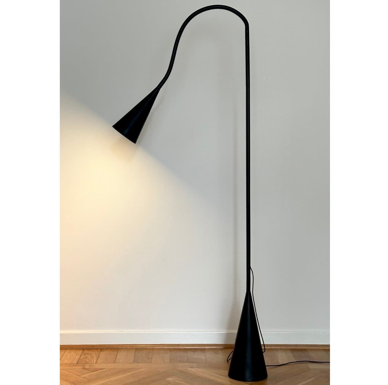 Golvlampa ”Delaktig” Tom Dixon.