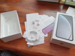 iPhone XR tom box ink earpods