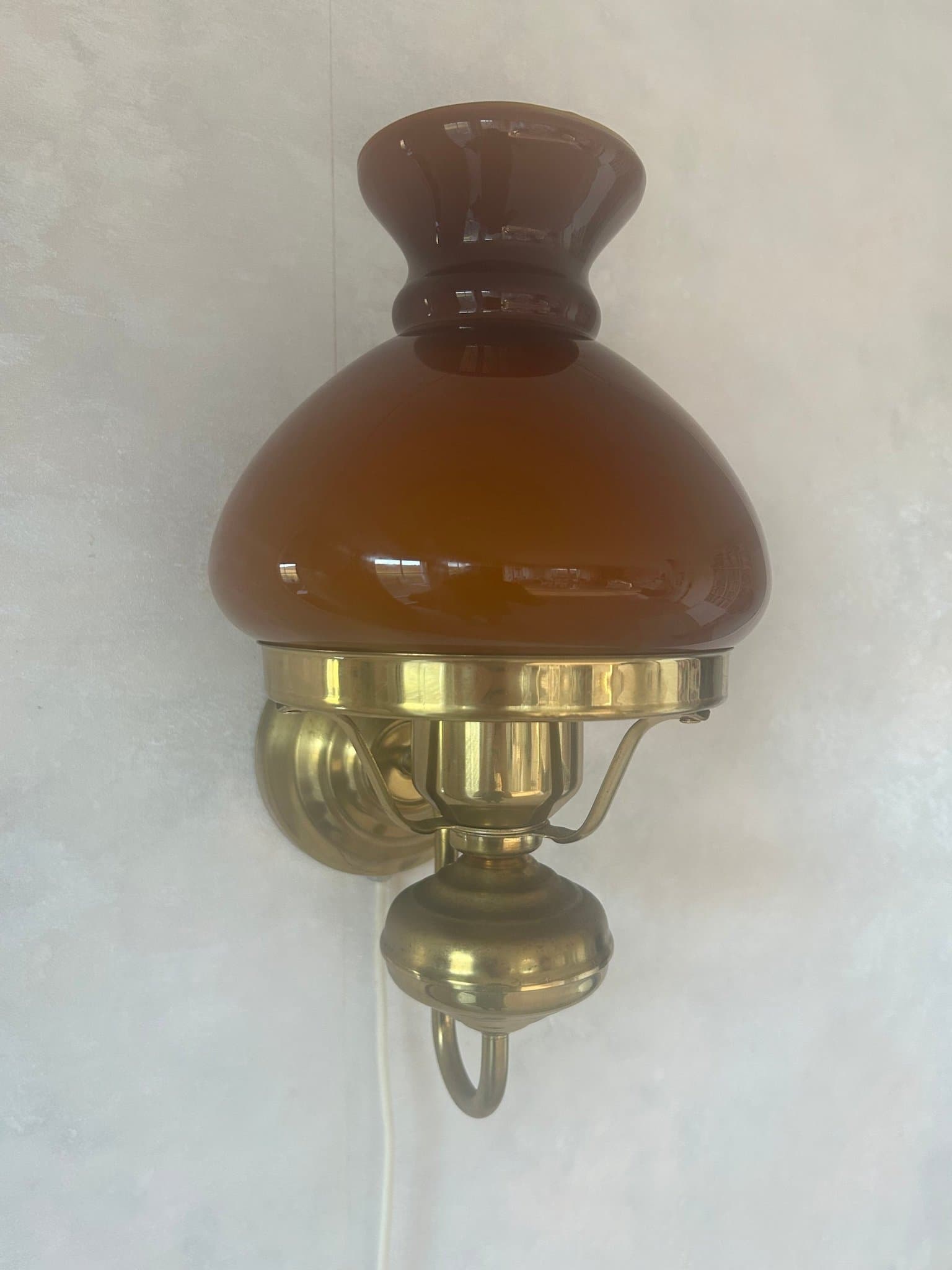 Två vägglampor vägglampa i mässing med brun glaskupa vintage