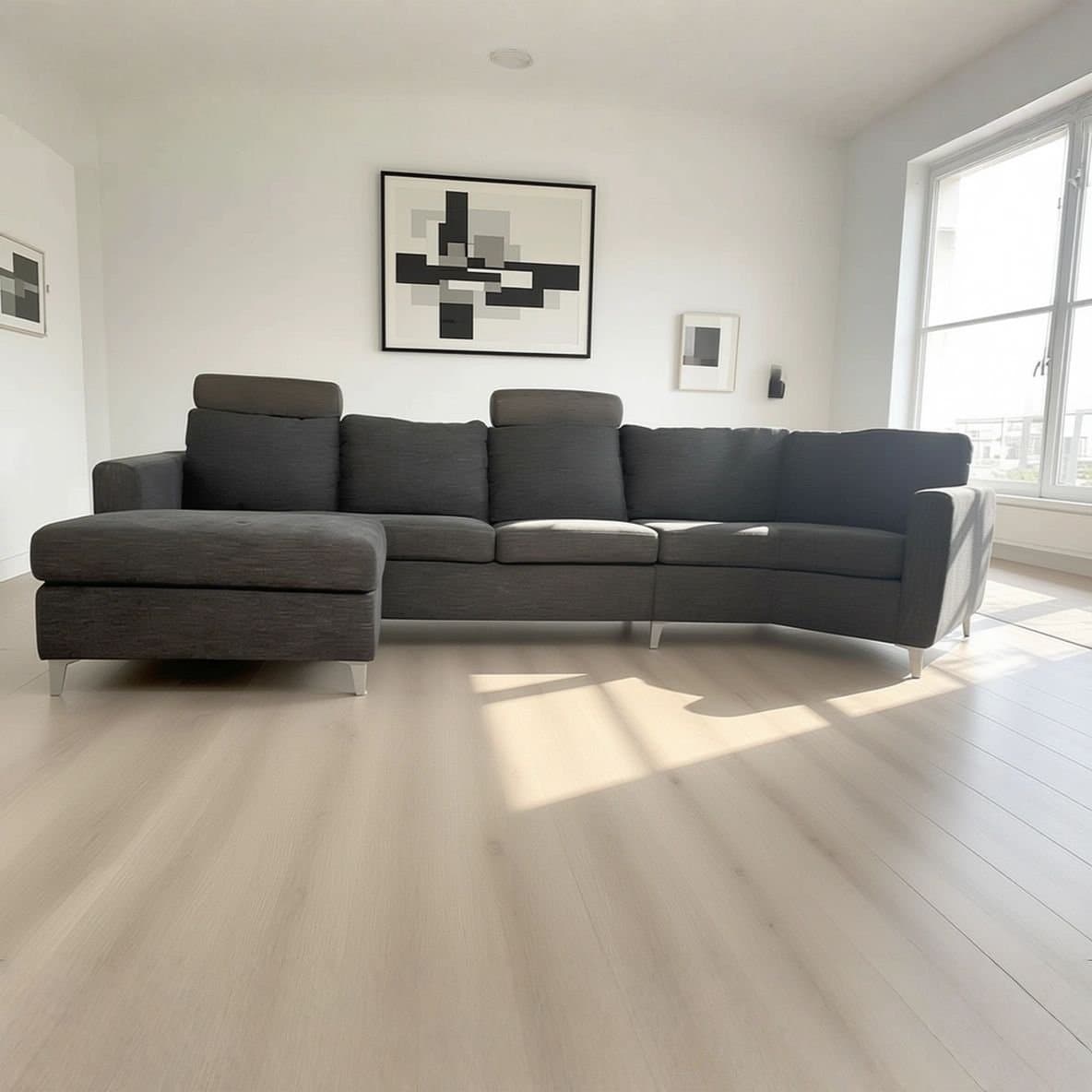 Modern svart hörnsoffa med schäslong och nackstöd