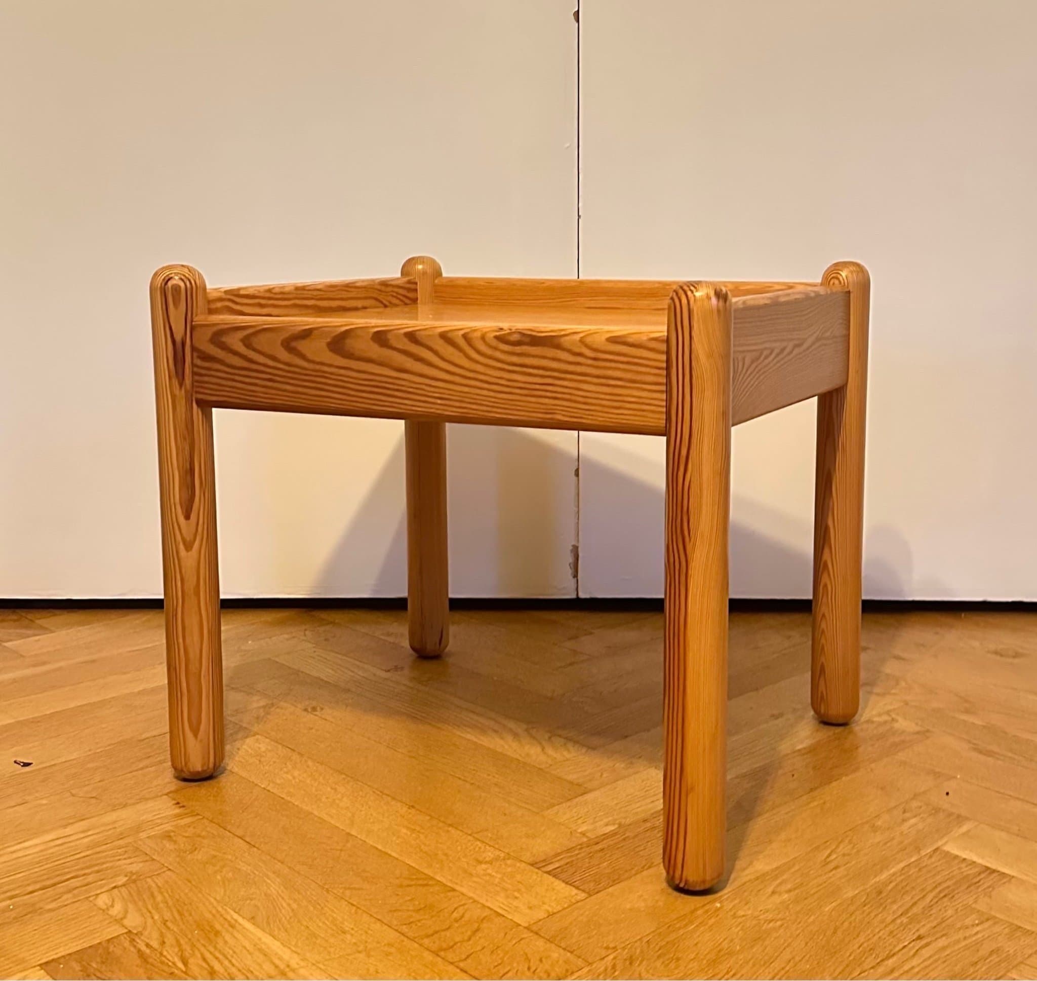 Sidobord, sängbord i furu, 1970-tal.