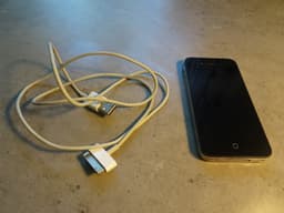 En hel iPhone 4s svart med 5 gb hårddisk och laddningskabel