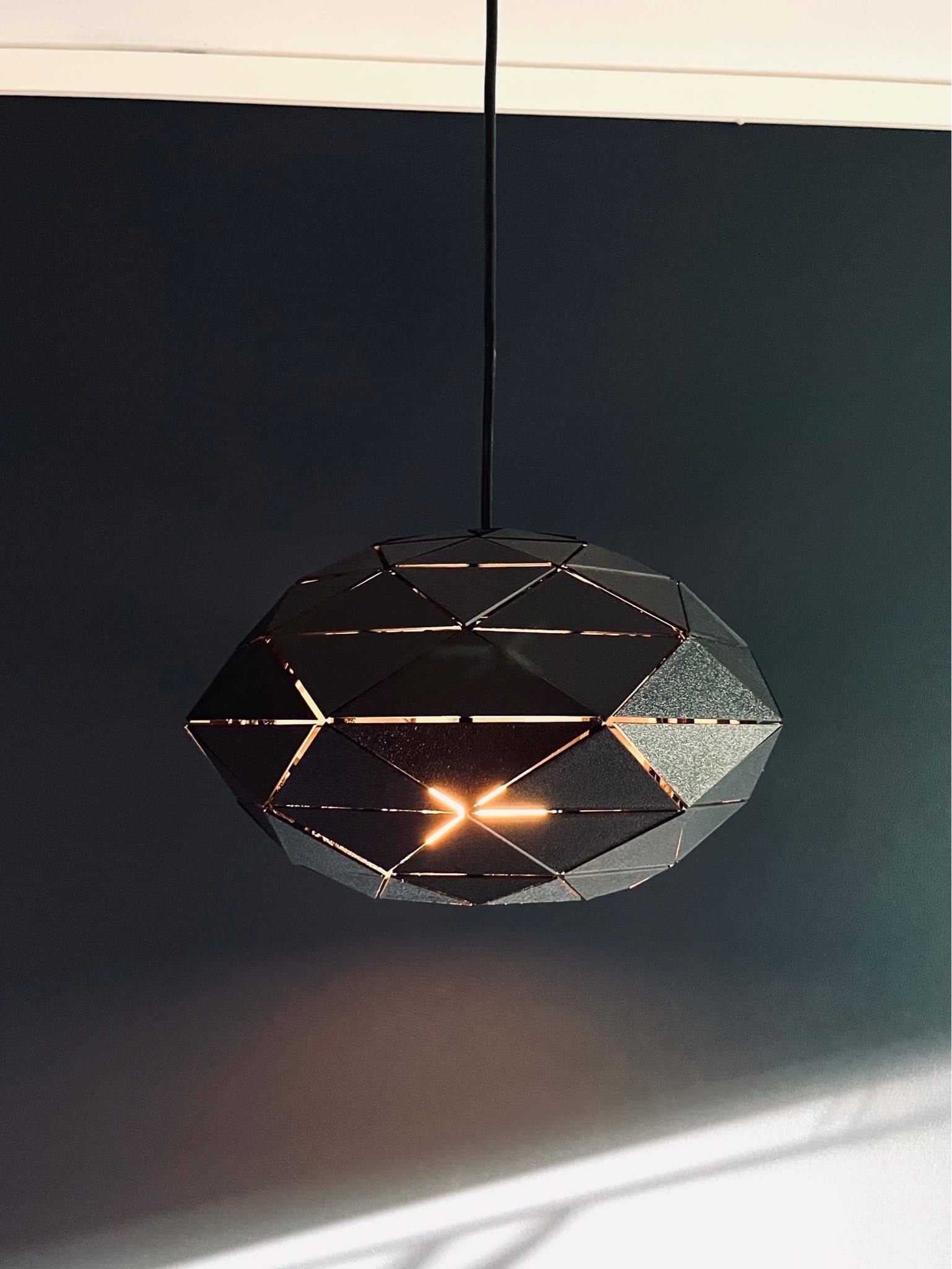 Svart geometrisk lampskärm i plast – modern design