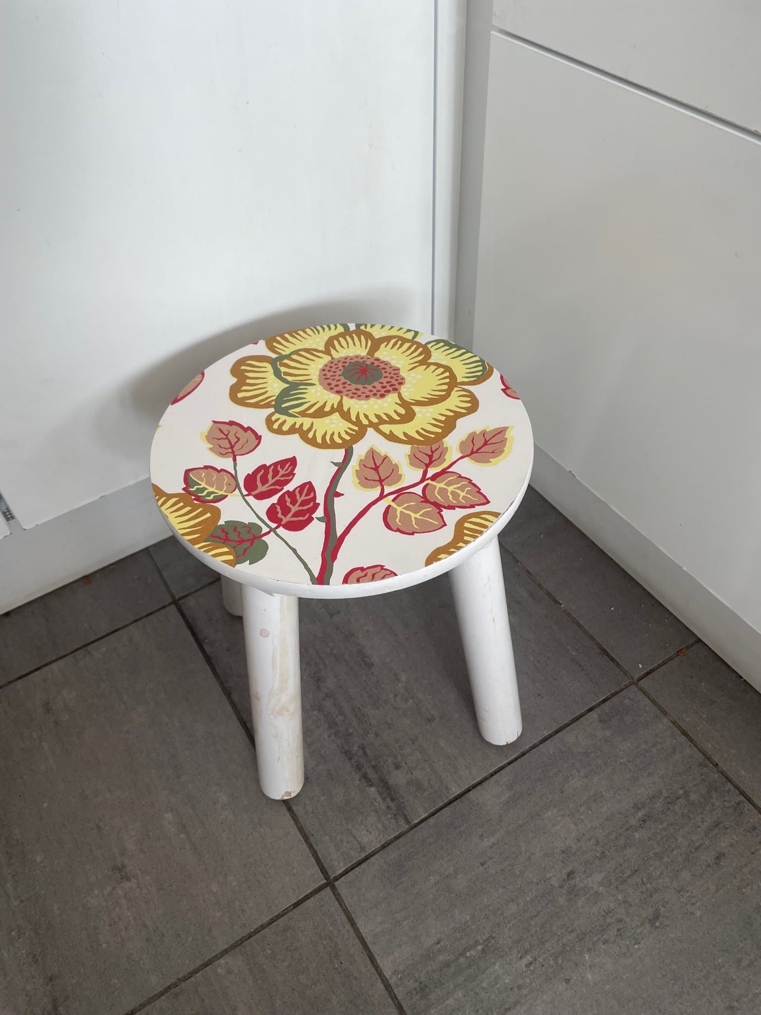 Blommig pall motiv Josef Frank svenskt tenn tapet