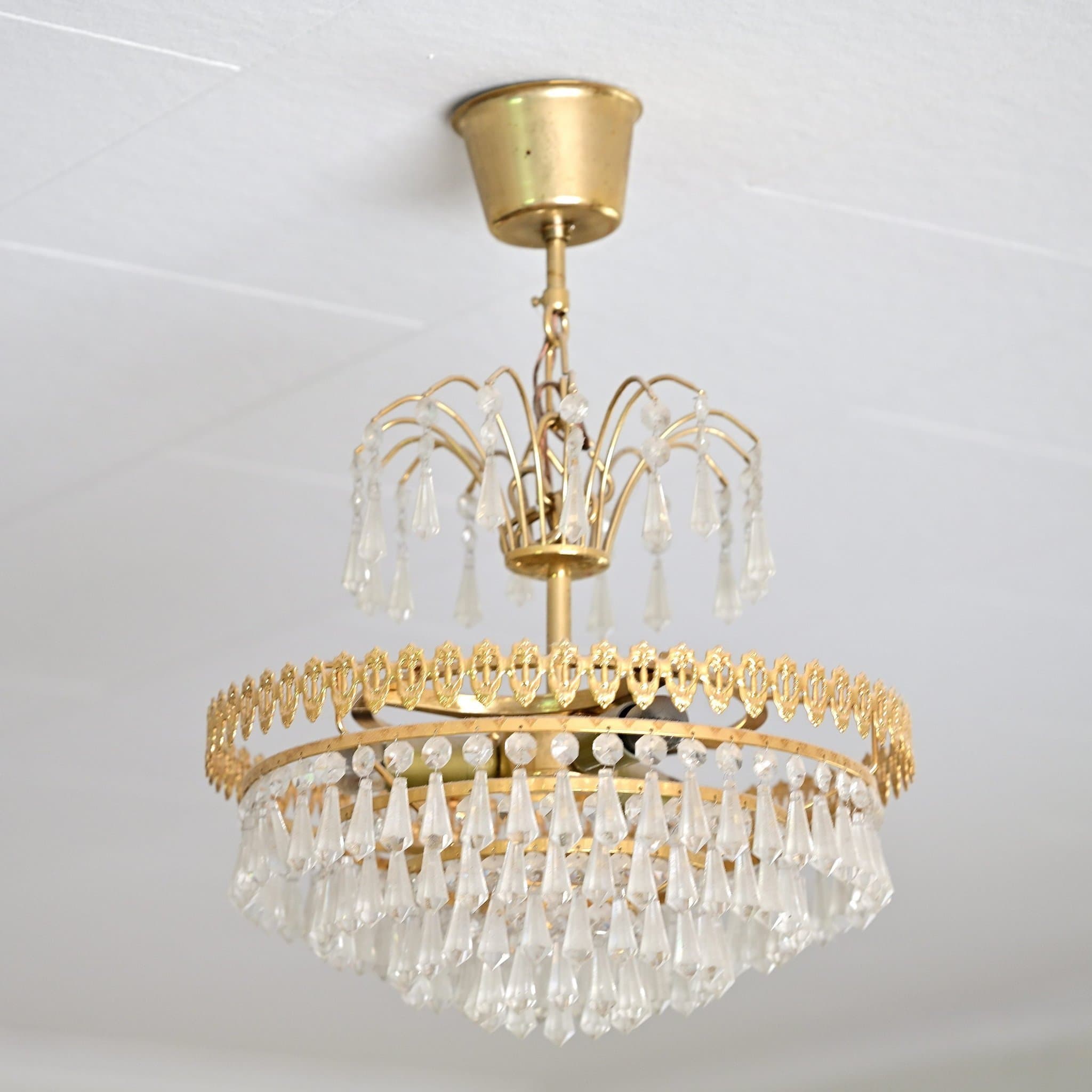 Taklampa i mässing med prismor, 1970-tal