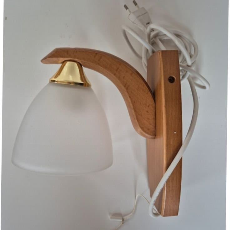 Vägglampa i trä med opalvit skärm. Vintage