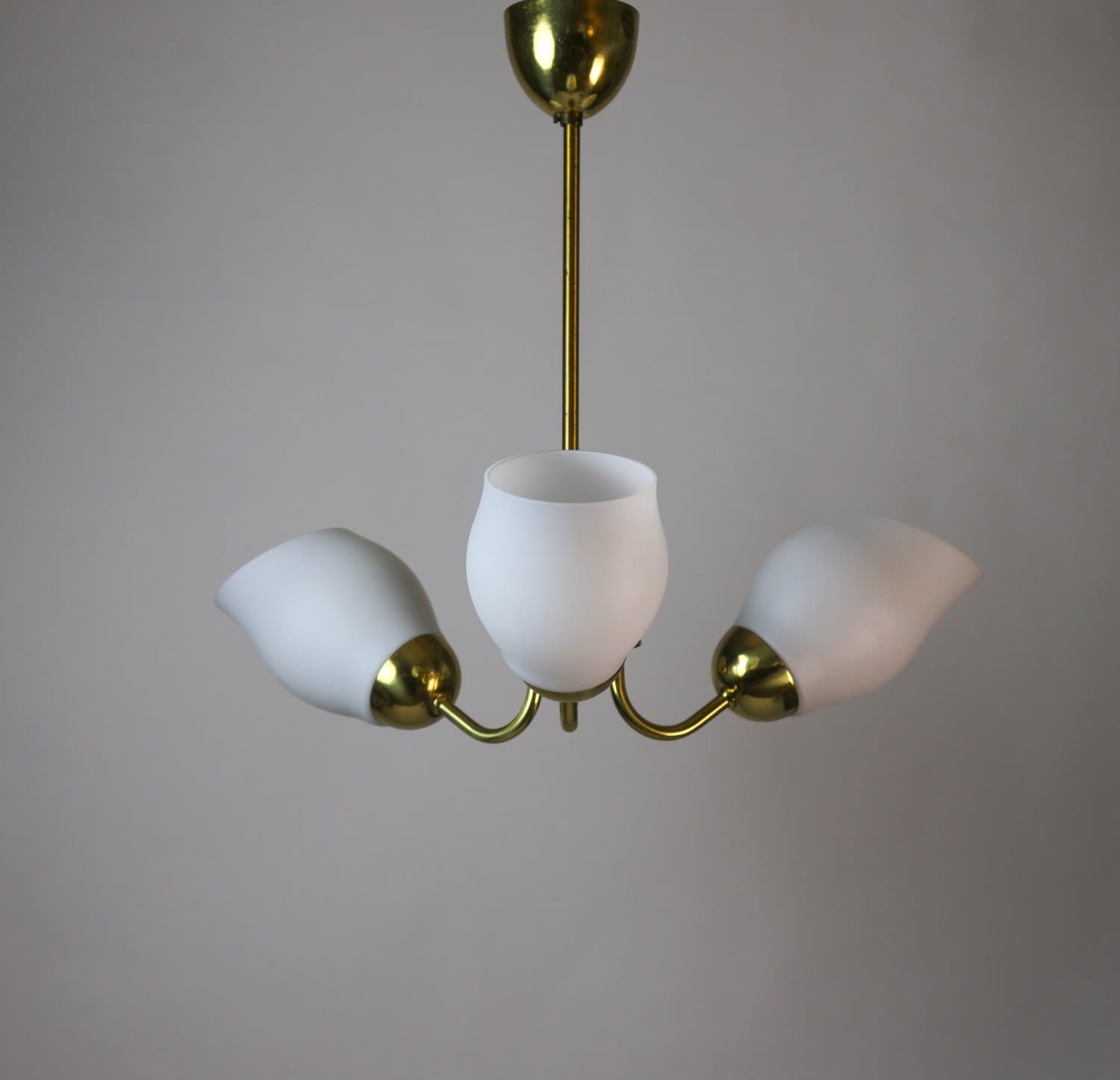 Takkrona, 50-tal. Mässing, Skulpturala glasskärmar opalglas.