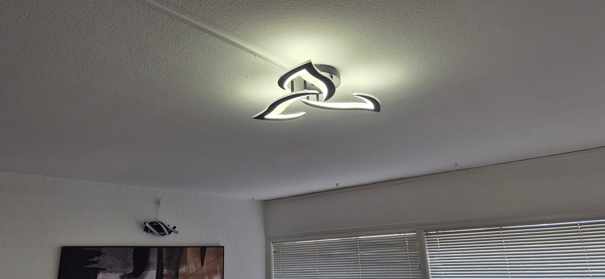Vit Modern LED-taklampa i kronbladdesign – dimbar och stilfull
