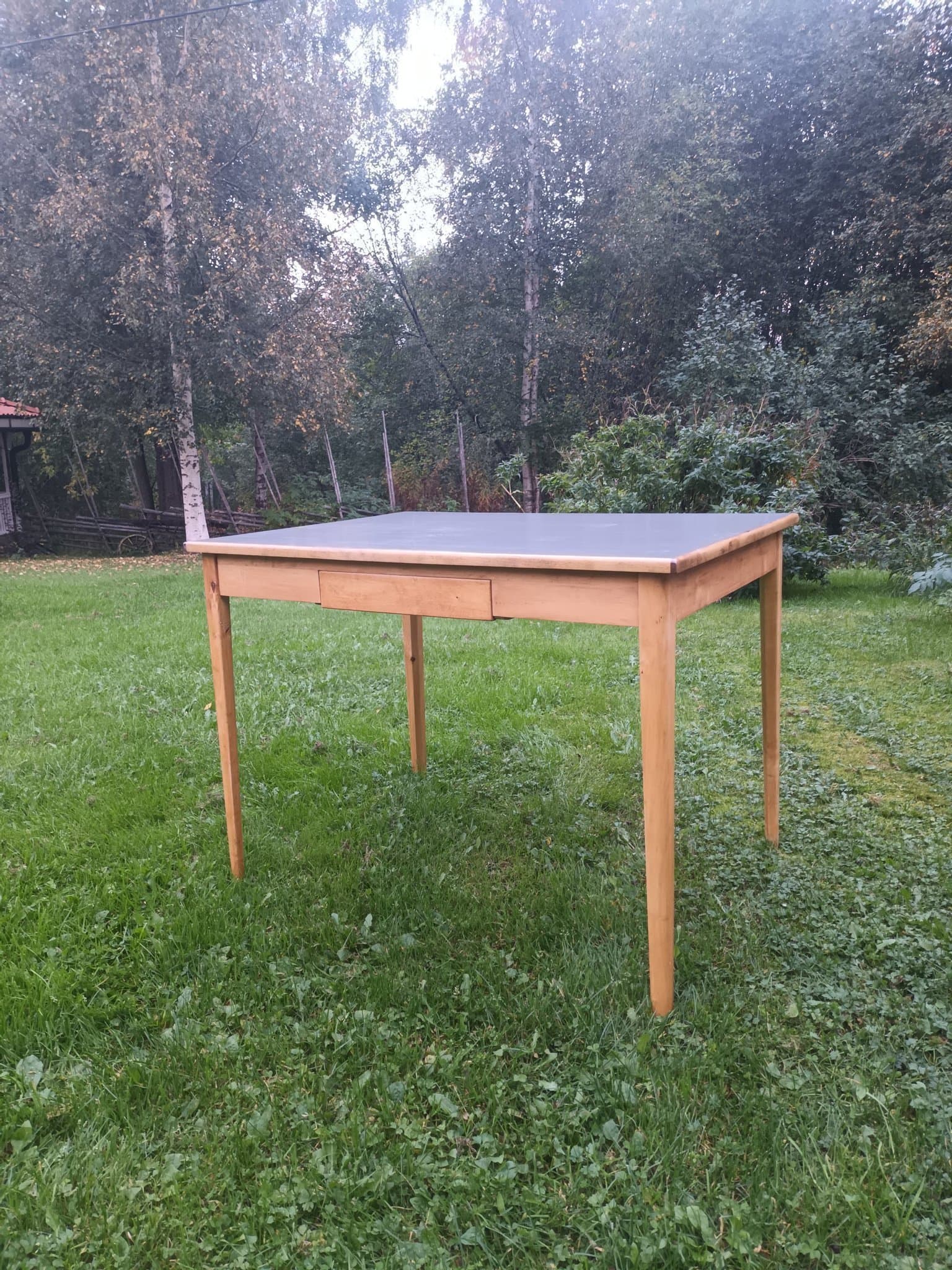 Köksbord med låda