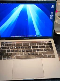 MacBook Pro 2018, 4 USB-C portar, Touch Bar, 16GB RAM, 256GB hdd.