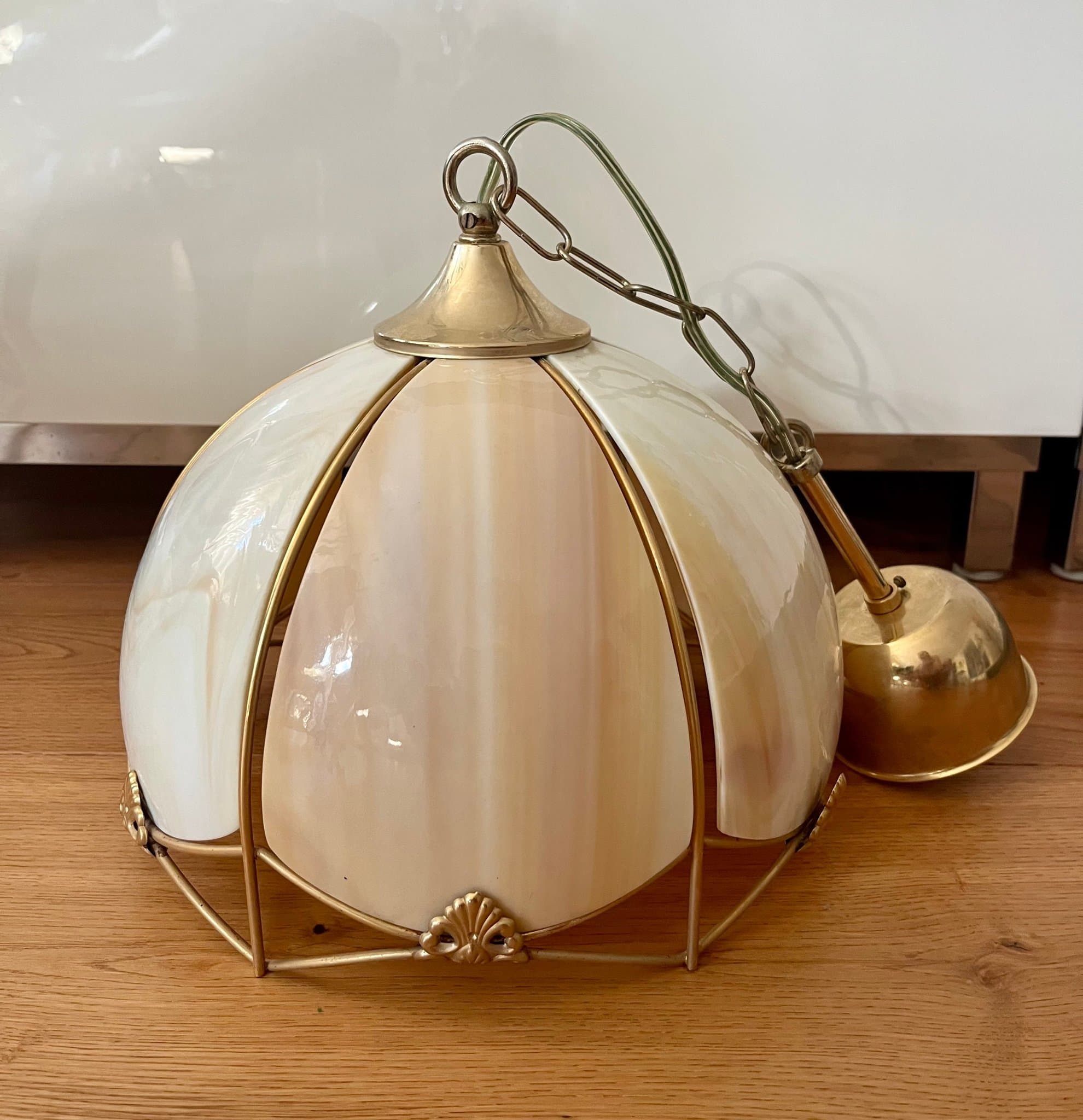 Vintage taklampa i Tiffanystil med melerat glas, mässing,varma färger, 6 plattor