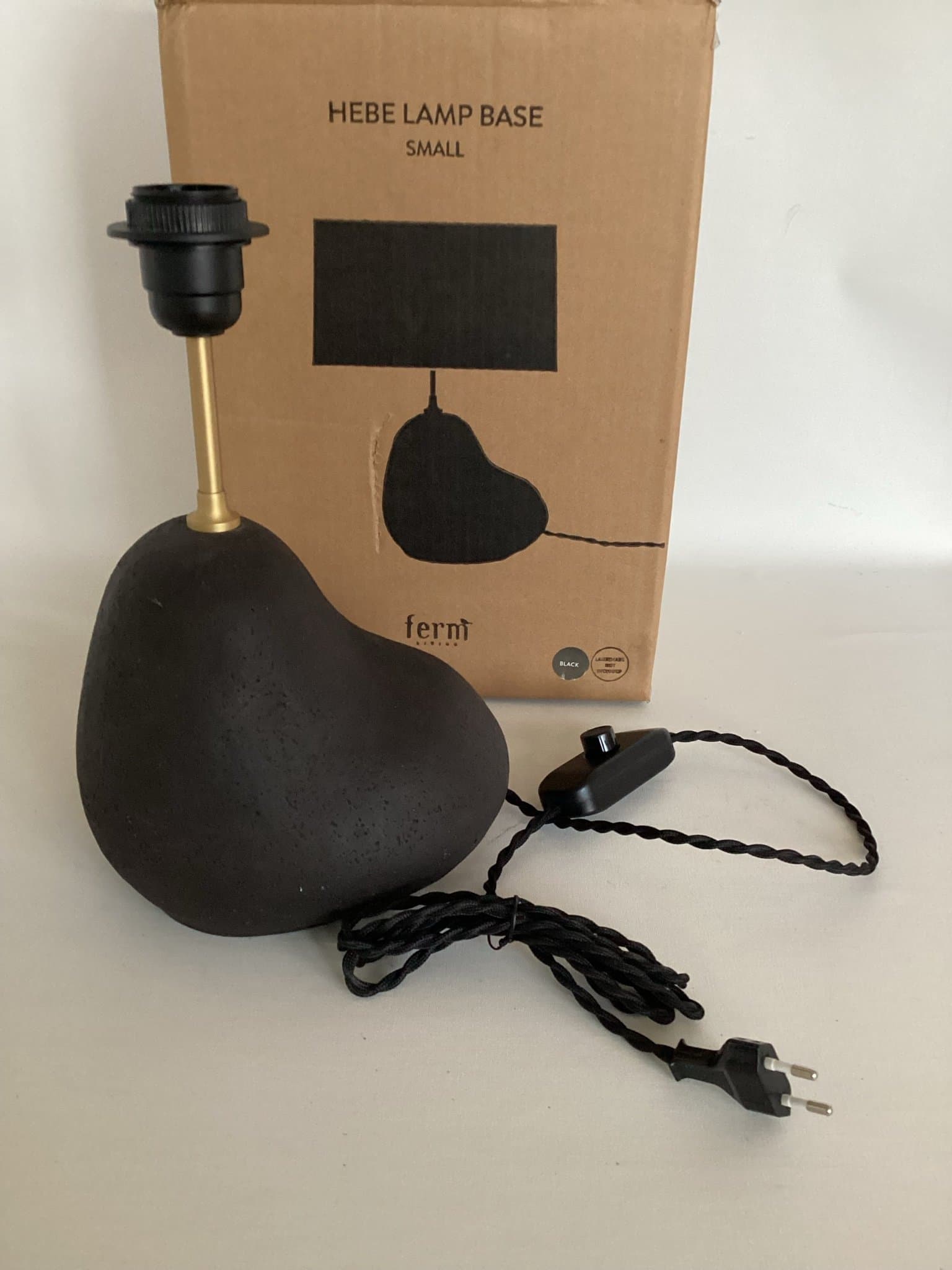 NY Ferm Living svart lampfot ”Hebe”
