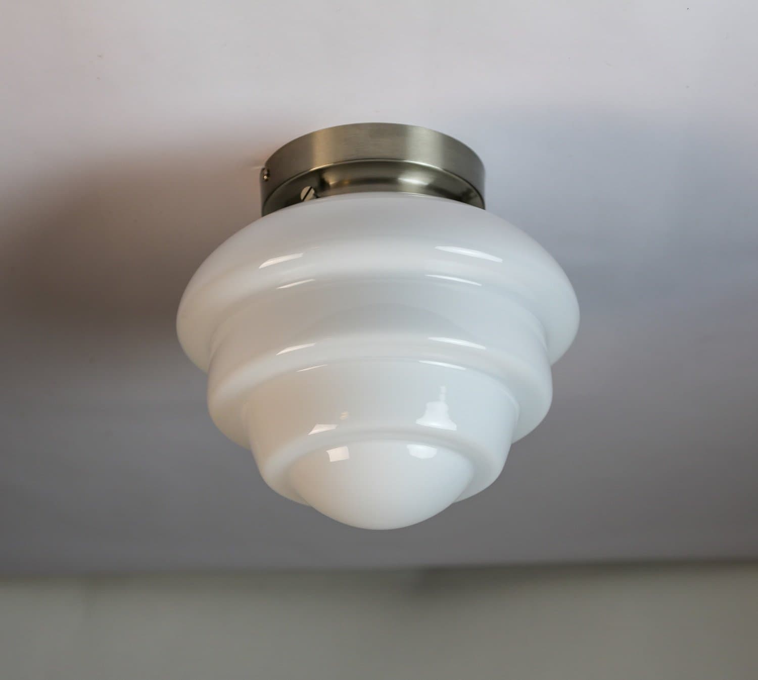 Klassisk Art deco funkis taklampa, kotte opalgas och metall. Nyskick. IP21.