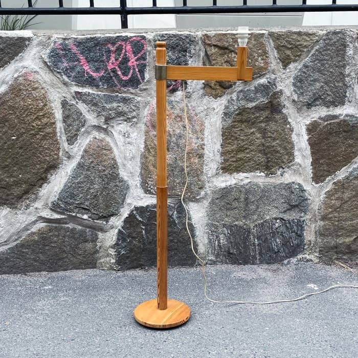 Golvlampa i furu