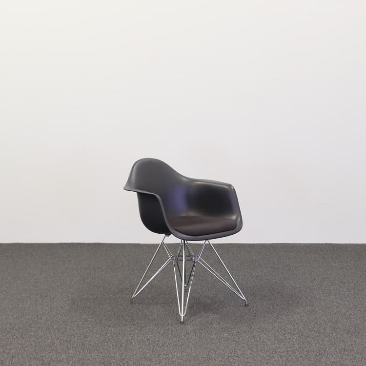 Stol Eames Fiberglass Armchair DAR  - Mörkgrå