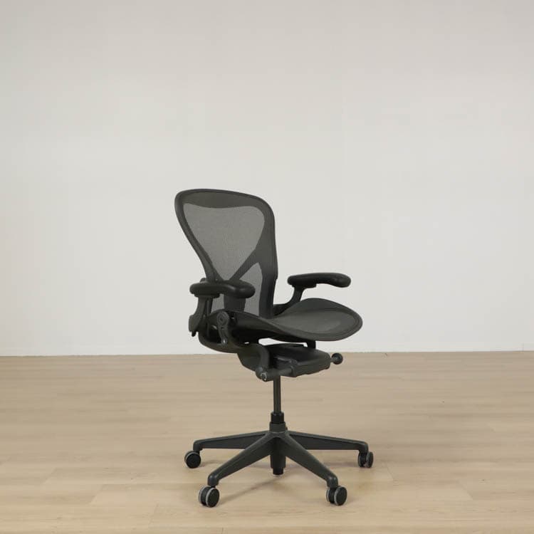 Kontorsstol Aeron Re-Mastered Medium  - Utan Svankstöd