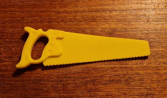 Retro leksaks verktyg gul såg från 60-talet.
