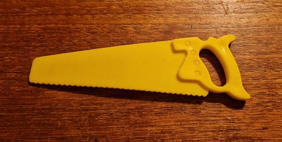Retro leksaks verktyg gul såg från 60-talet.