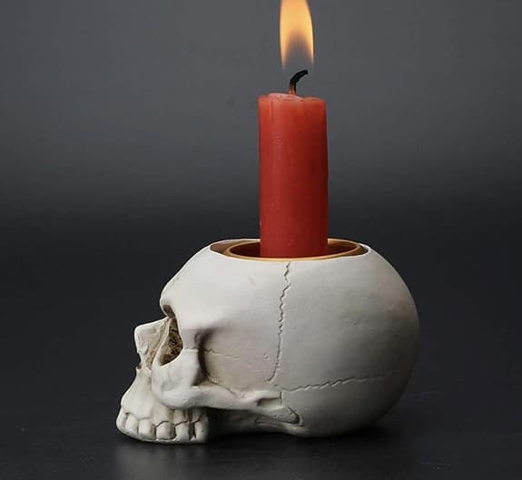 Cool Halloween prydnad – döskalle ljusstake i gotisk stil