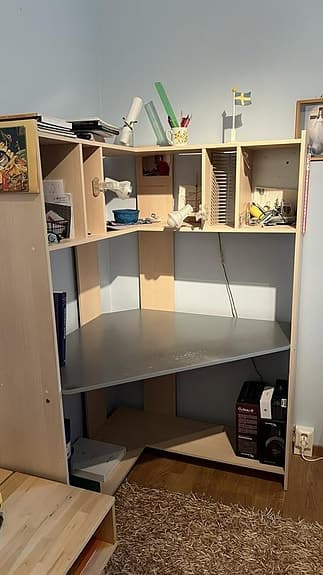 bord med hyllor och spel stol