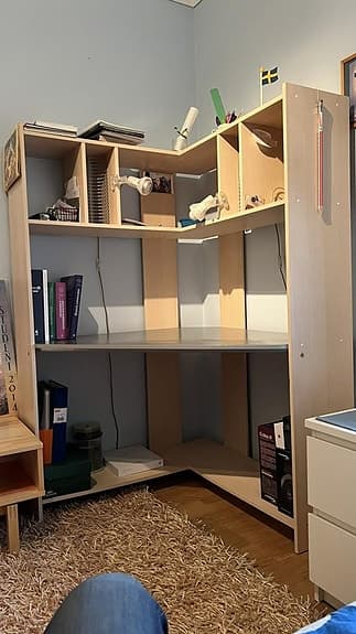 bord med hyllor och spel stol